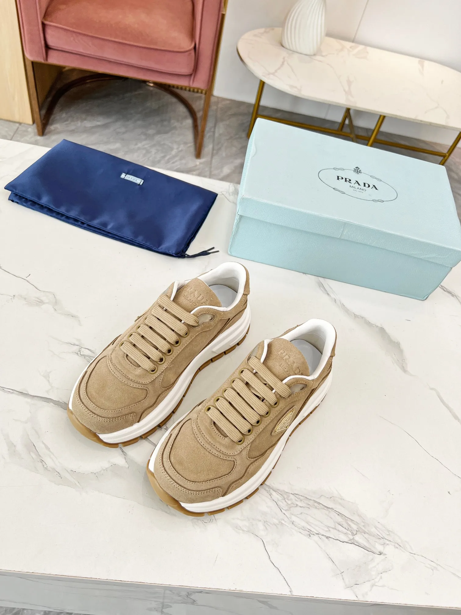 👟👟Ex-factory price 540👟👟 New couple model PRADA Prada 2024ss autumn and winter new moral training shoes casual shoes official fabric: imported suede upper, sheepskin lining, outsole suction mold, vacuum, ultra-light and wear-resistant, two-color non-slip bottom, code number: 35-45
